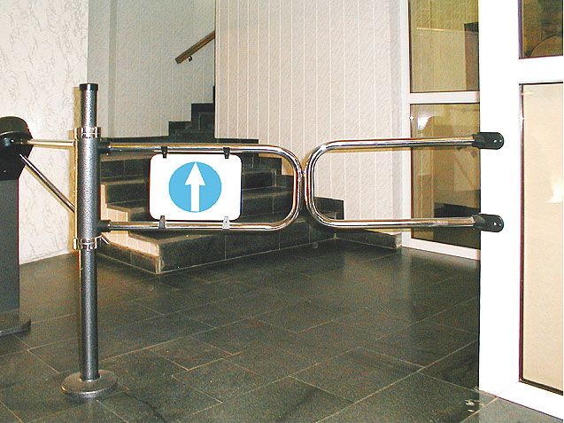 Установленная калитка K22 на проходной Установленная калитка K22 на проходной